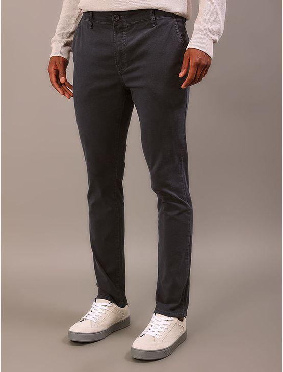 Calça de Sarja Chino Masculina Skinny Com Stretch Cintura Baixa Color Calvin Klein - Azul Marinho Calça de Sarja Chino Masculina Skinny Com Stretch Cintura Baixa Color Calvin Klein Azul Marinho 44