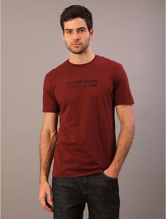 Camiseta Manga Curta Calvin Klein Masculino Bordado Ny Est. 1968 - Bordo Camiseta Manga Curta Calvin Klein Masculino Bordado Ny Est. 1968 Bordo Pp