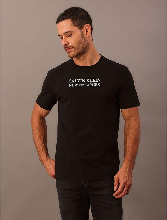 Camiseta Manga Curta Calvin Klein Masculino Bordado Ny Est. 1968 - Preto Camiseta Manga Curta Calvin Klein Masculino Bordado Ny Est. 1968 Preto p