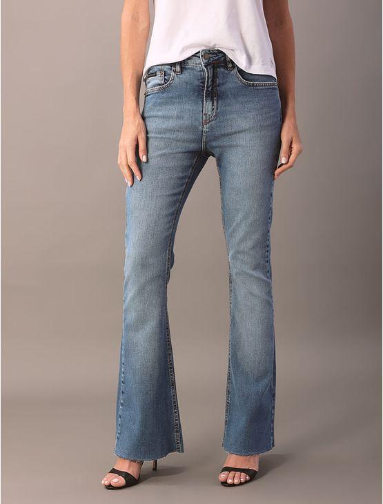 Calça Jeans Feminina Flare Barra a Fio - Azul Médio Calça Jeans Feminina Flare Barra a Fio Azul Médio 42