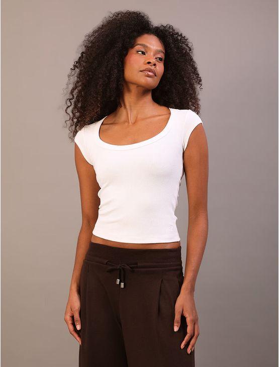 Blusa Calvin Klein Jeans Feminino Manga Curta Ribana Pesada - Off White Blusa Calvin Klein Jeans Feminino Manga Curta Ribana Pesada Off White m