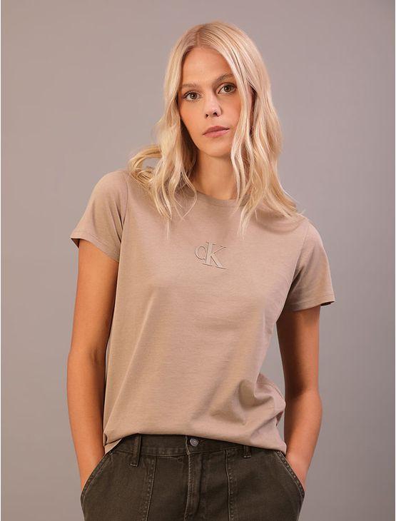 Camiseta Manga Curta Calvin Klein Jeans Feminino Rubber Patch - Caqui Medio Camiseta Manga Curta Calvin Klein Jeans Feminino Rubber Patch Caqui Medio m
