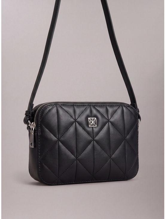 Bolsa Calvin Klein Feminina Camera Bag Acolchoada - Preto Bolsa Calvin Klein Feminina Camera Bag Acolchoada Preto u