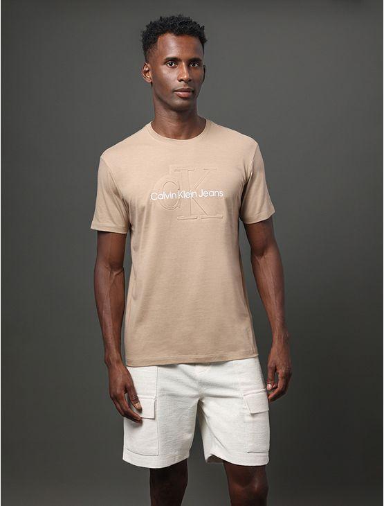 Camiseta Masculina Embossed Calvin Klein Jeans - Caqui Medio Camiseta Masculina Embossed Calvin Klein Jeans Caqui Medio p