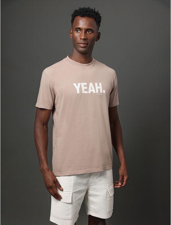 Camiseta Masculina Yeah Calvin Klein Jeans - Caqui Medio Camiseta Masculina Yeah Calvin Klein Jeans Caqui Medio p
