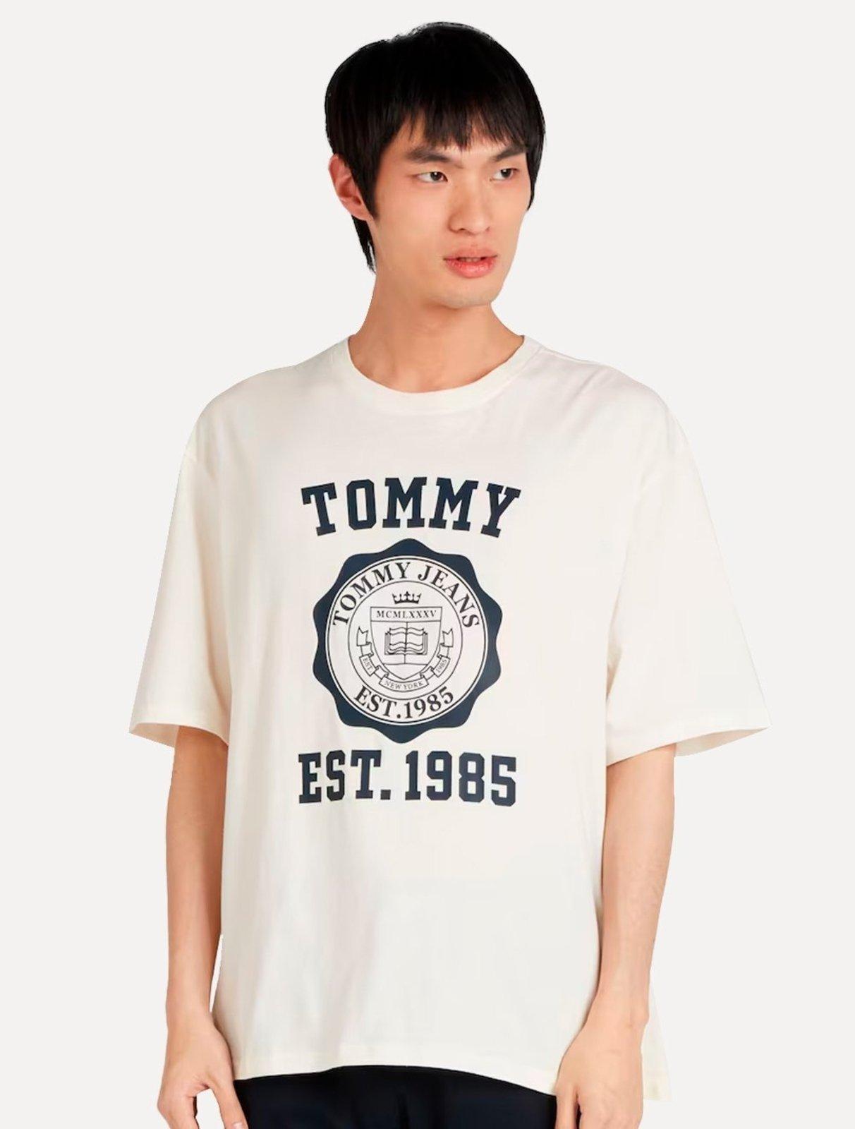 Camiseta Tommy Jeans Masculina Oversized Varsity Badge Off-White