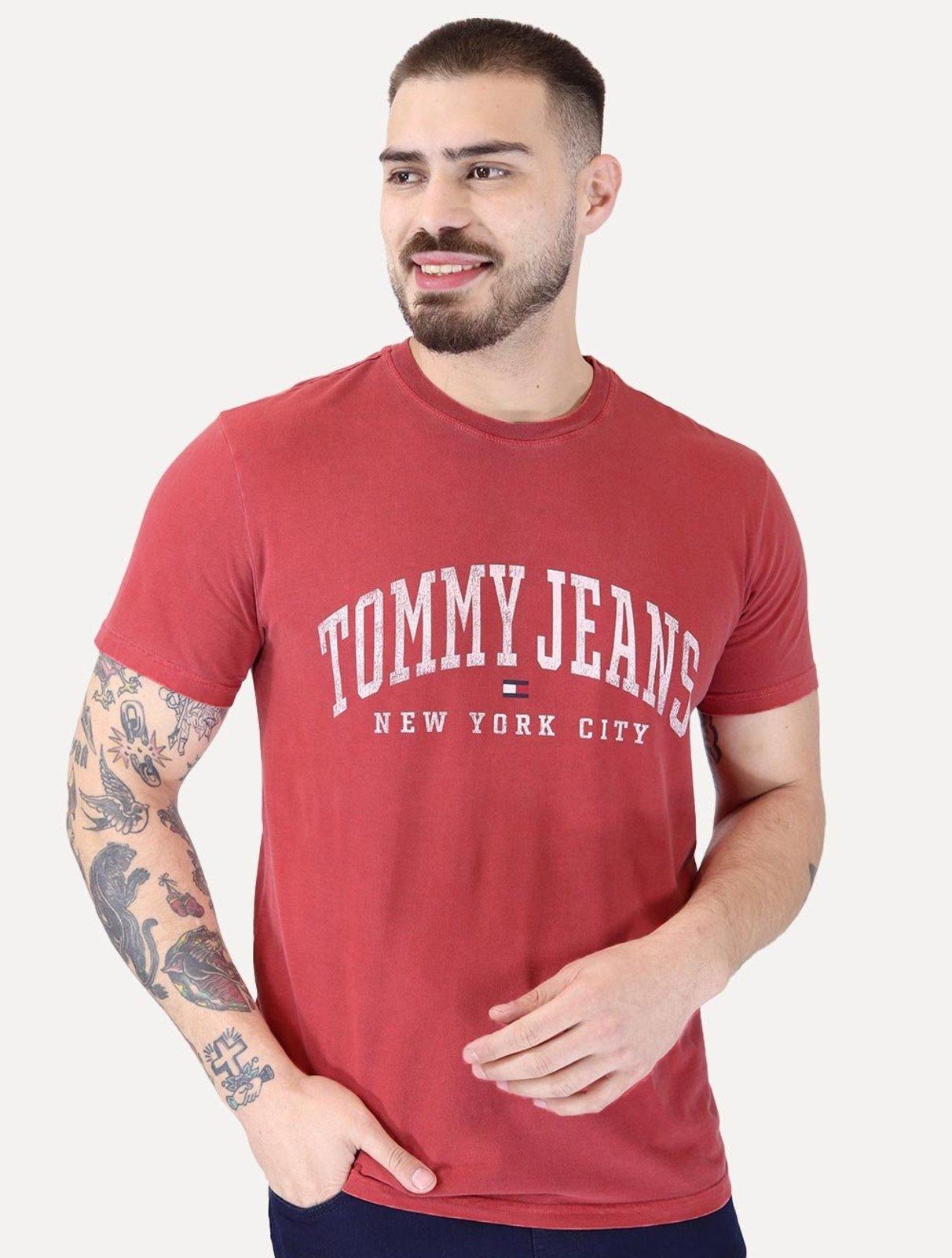 Camiseta Tommy Jeans Masculina Regular Logo Varsity Washed Bordô