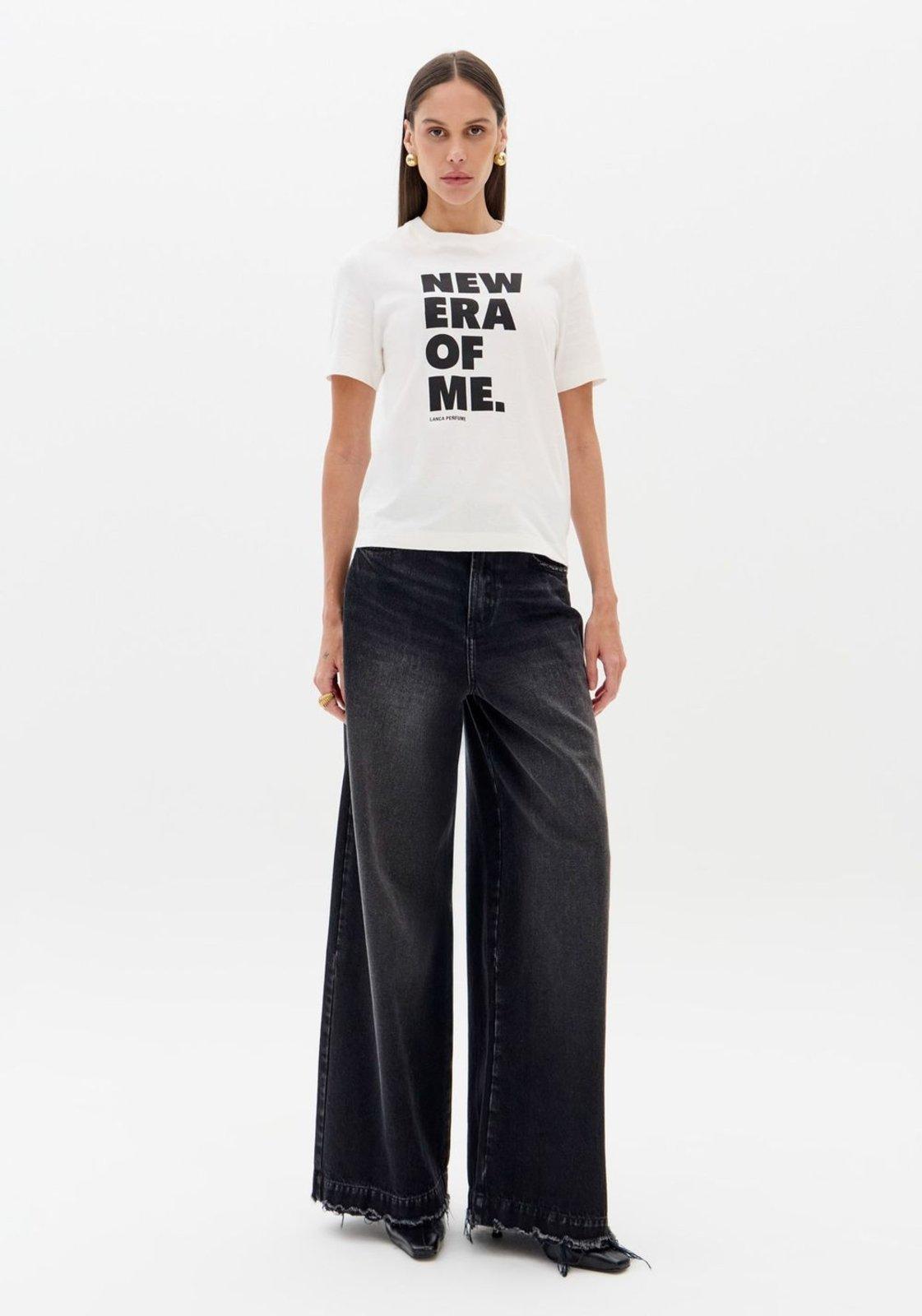 T-shirt Regular Com Mangas Curtas Lança Perfume