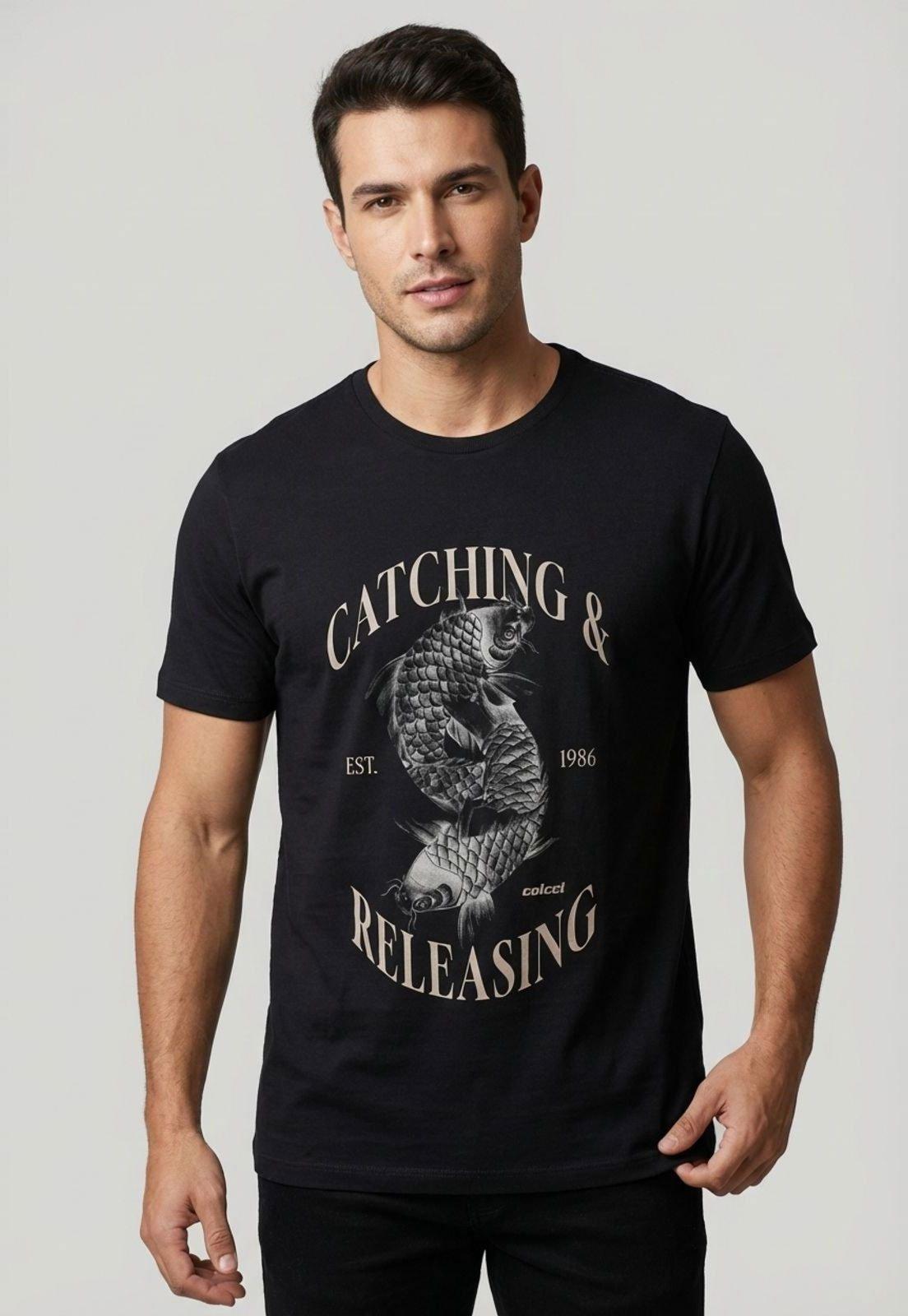 Camiseta Masculina Colcci Estampa Carpas Preta