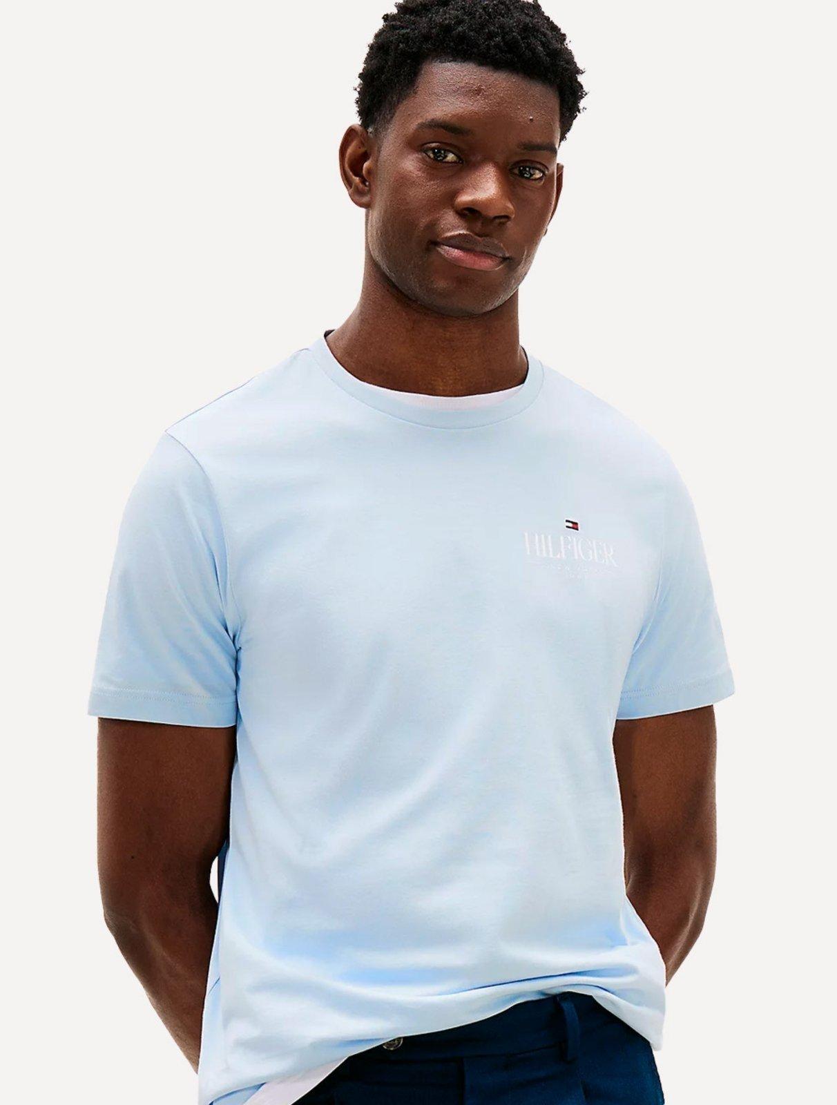 Camiseta Tommy Hilfiger Masculina Stack Poster Logo Azul Claro