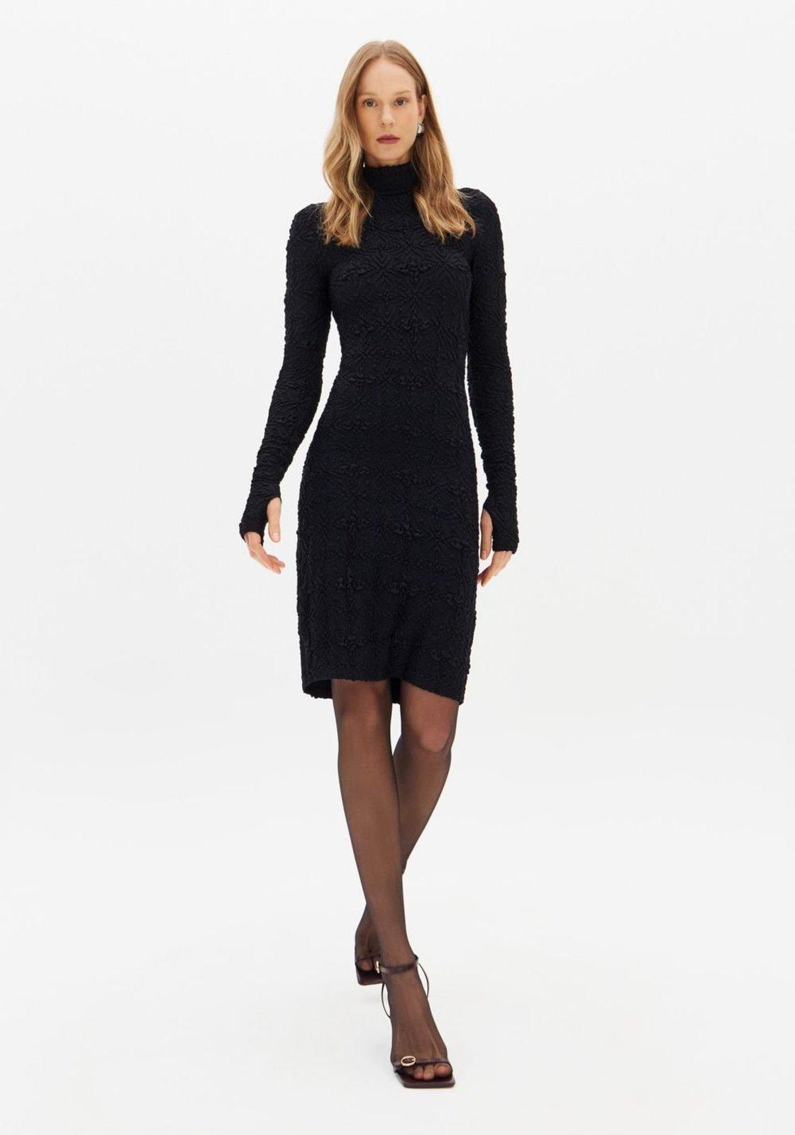 Vestido Curto Gola Alta e Malha Texturizada Lança Perfume