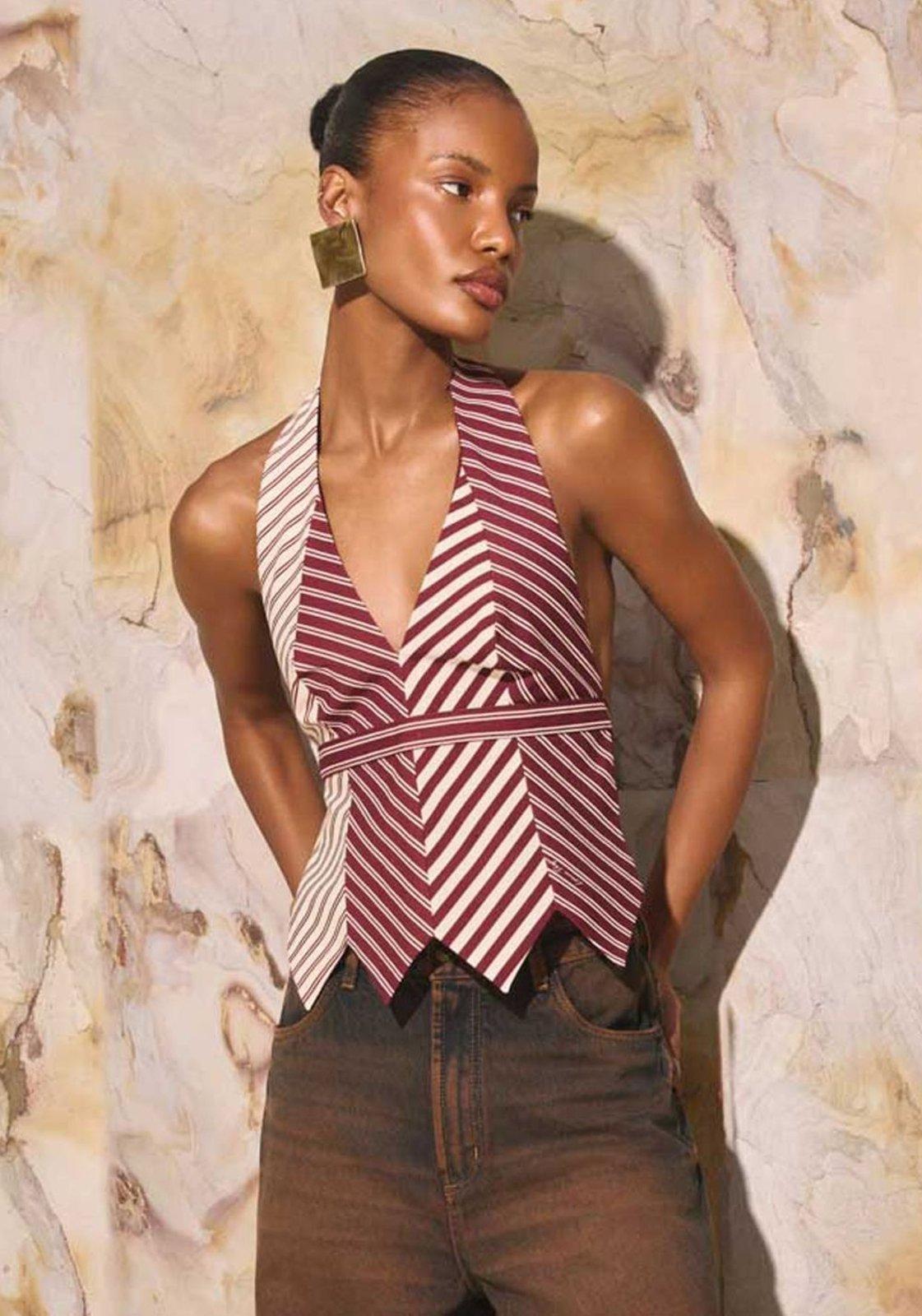Blusa Frente Única Com Recortes Lança Perfume