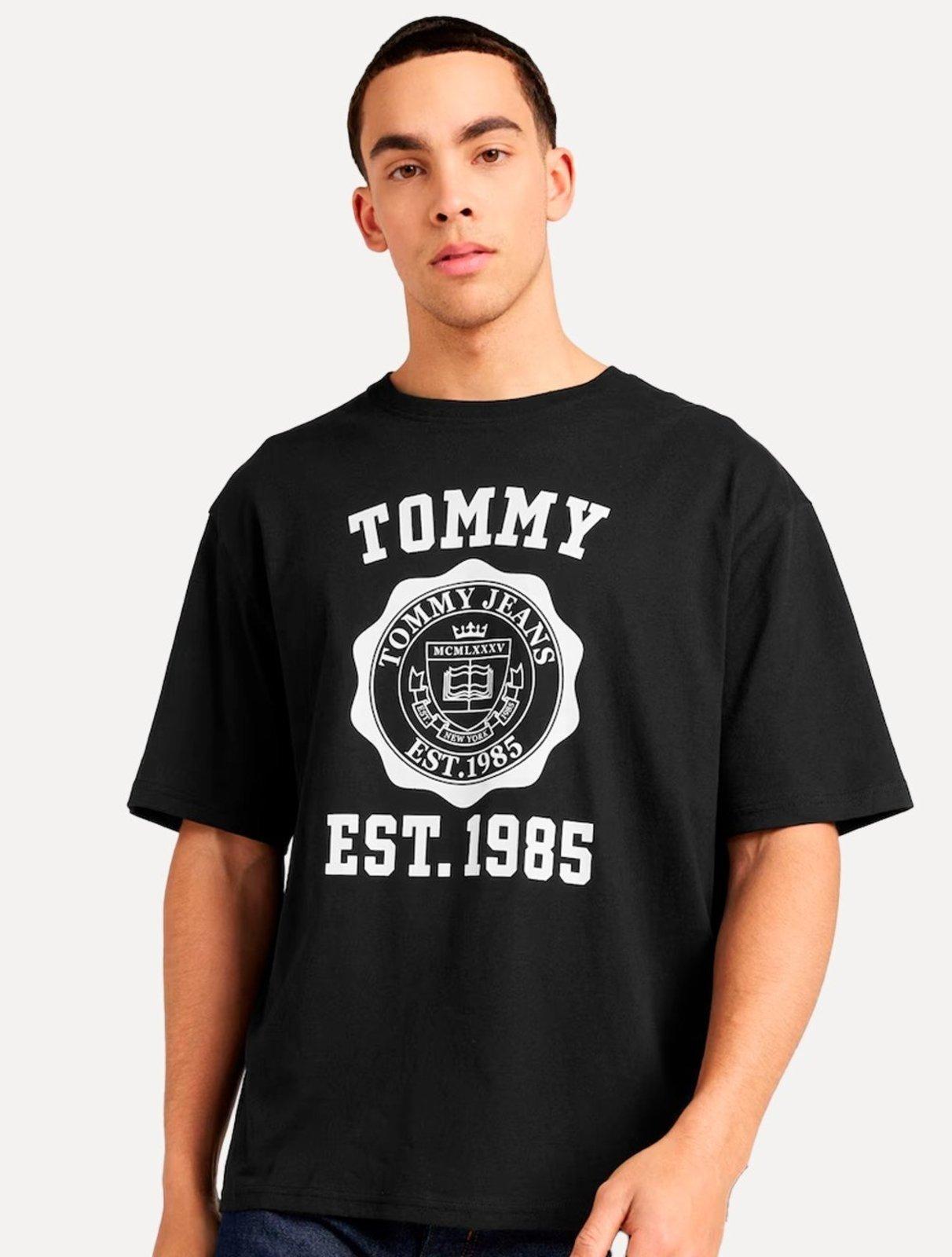 Camiseta Tommy Jeans Masculina Oversized Varsity Badge Preta