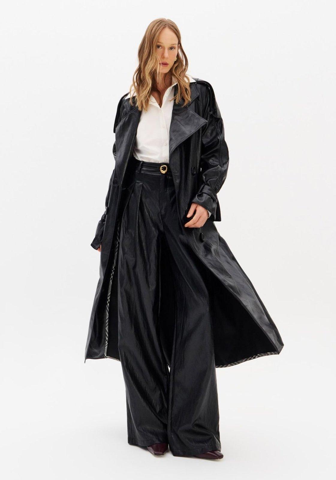 Trench Coat Alongado Em Pu Lança Perfume