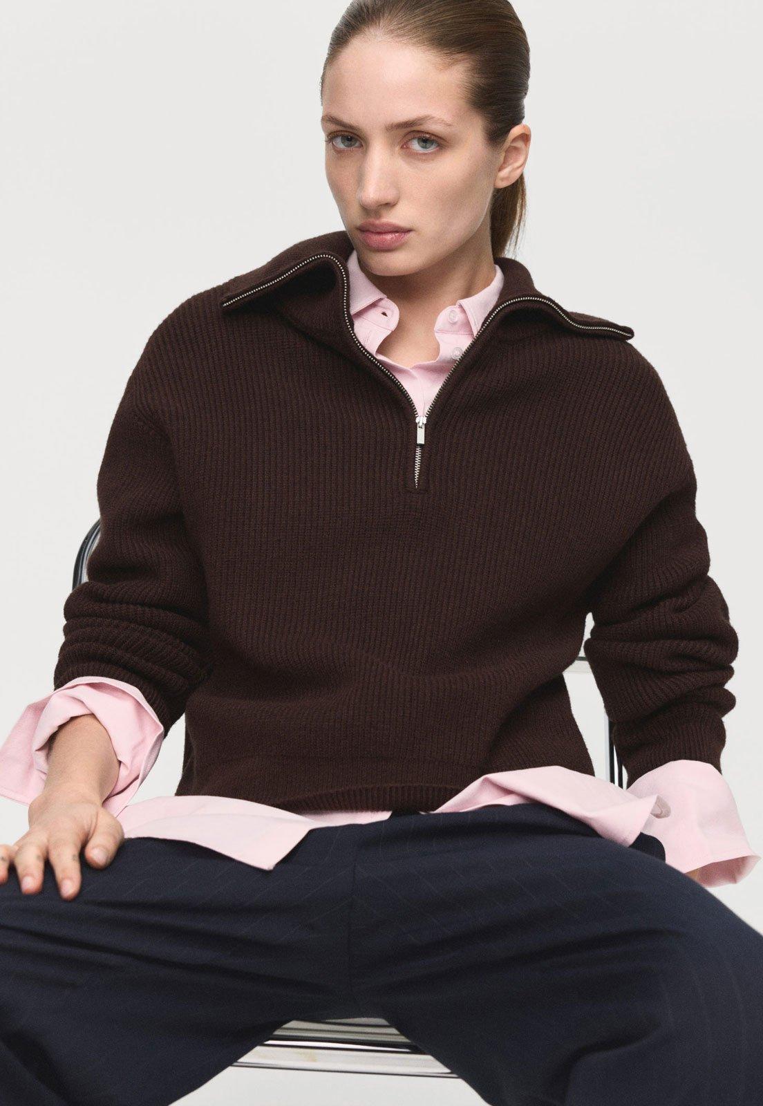 Suéter Feminino Mango Gola Alta Zíper Marrom Escuro