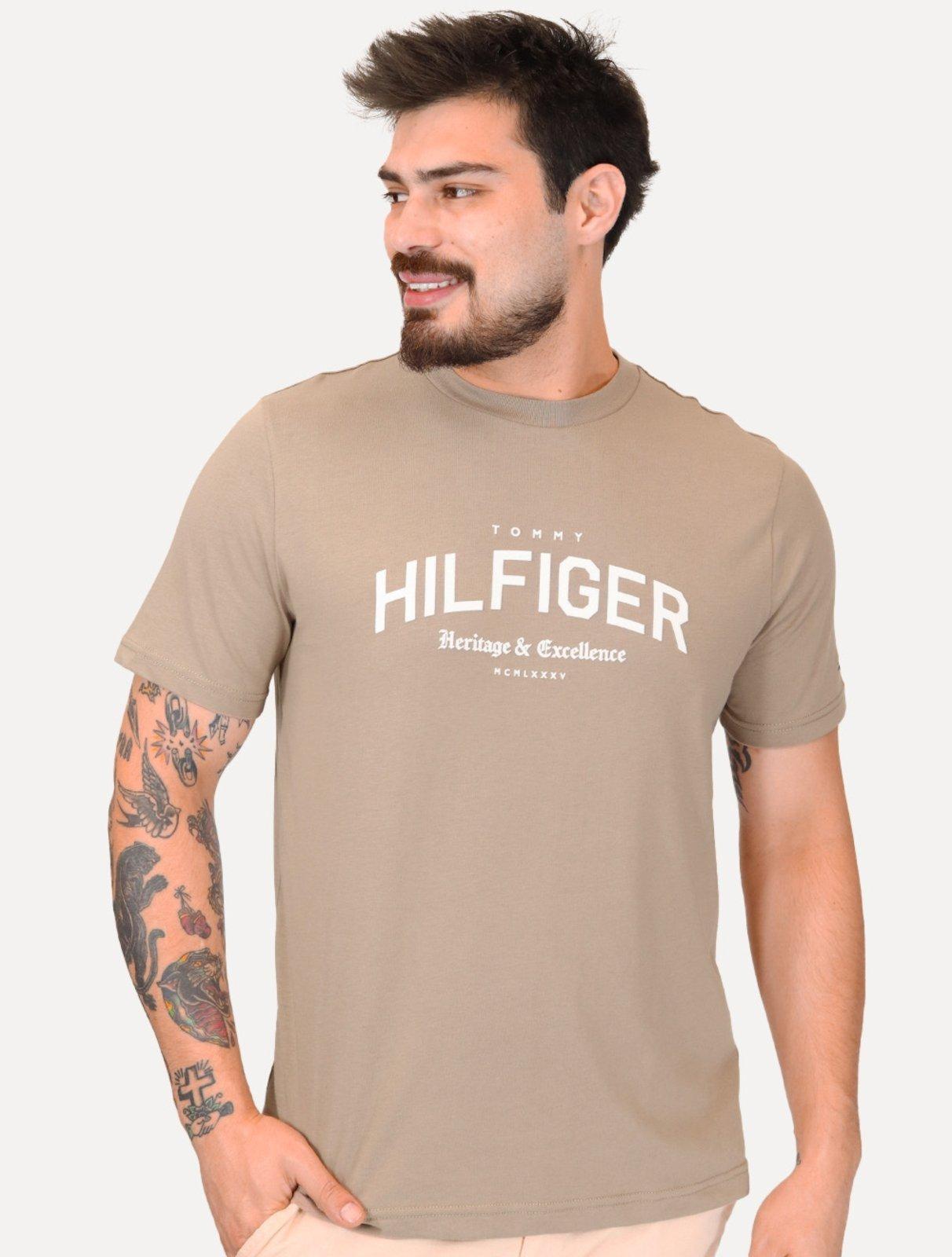 Camiseta Tommy Hilfiger Masculina Regular Logo Arch Marrom Claro