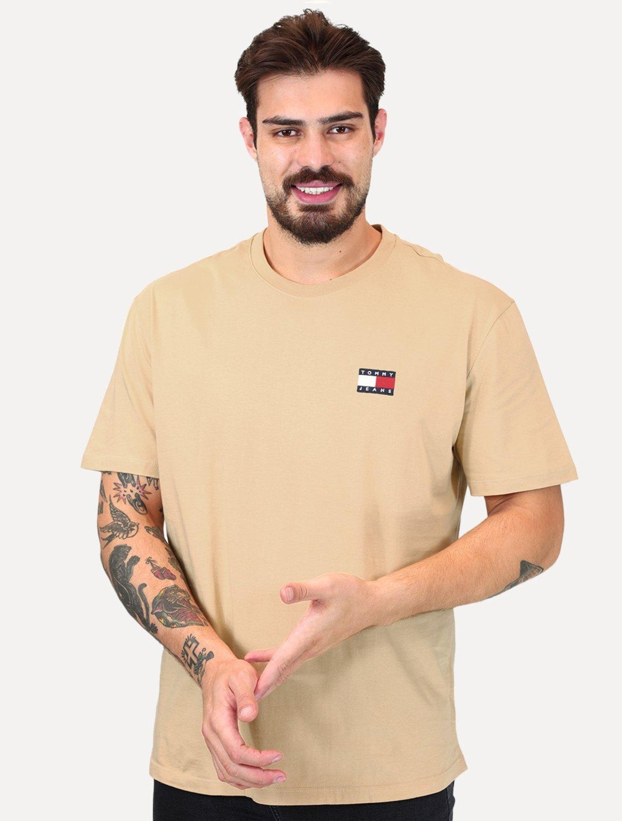 Camiseta Tommy Jeans Masculina Regular Flag Badge Tee Cáqui Médio