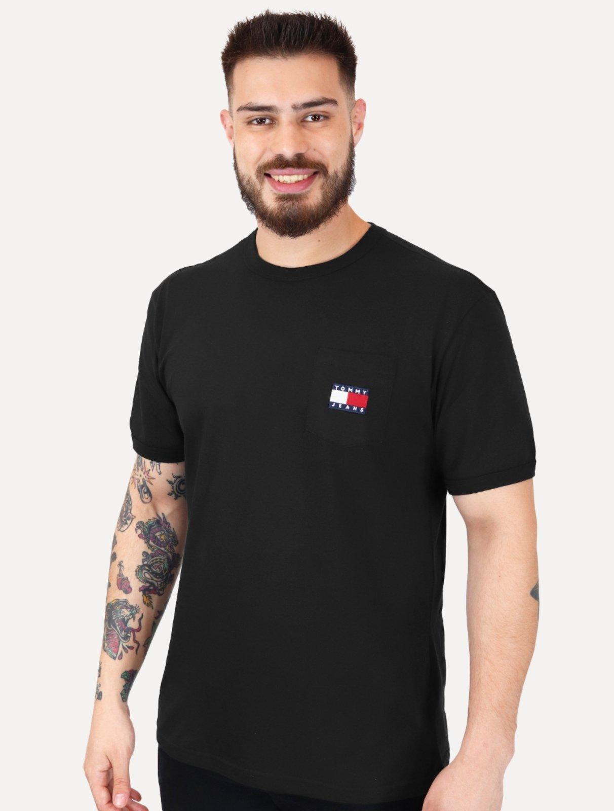 Camiseta Tommy Jeans Masculina Regular Flag Badge Pocket Preta