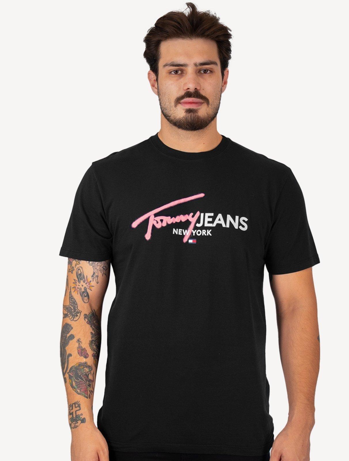 Camiseta Tommy Jeans Masculina Regular Spray Pop Logo Preta