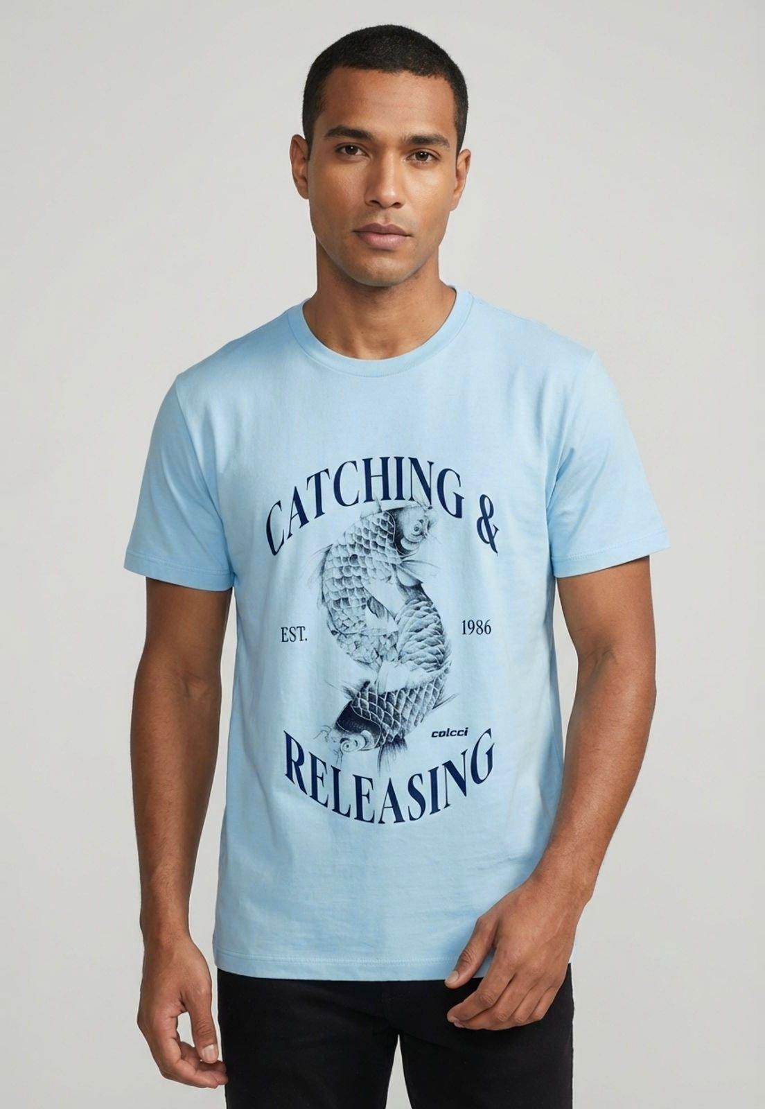 Camiseta Masculina Colcci Estampa Carpas Azul Claro
