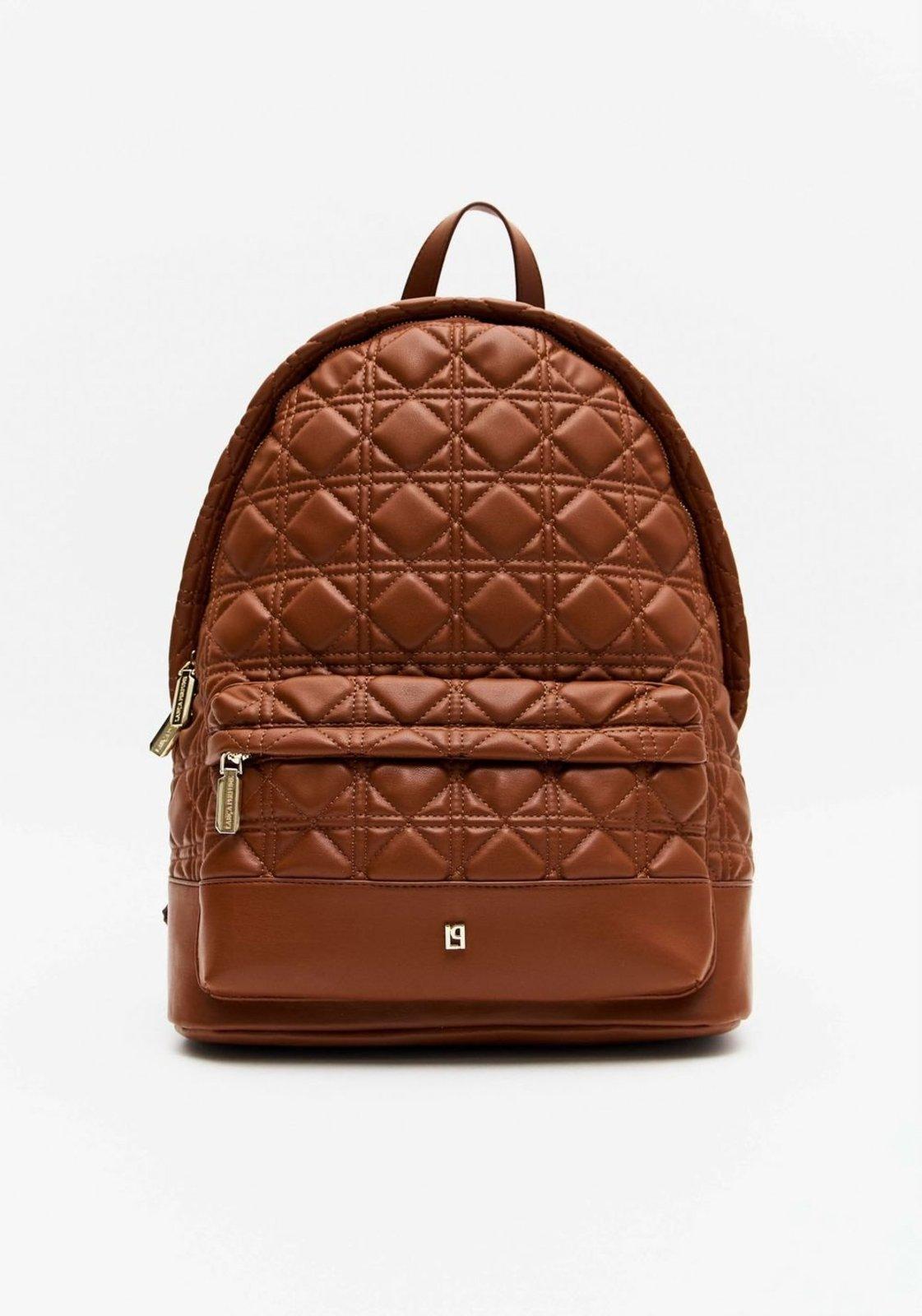 Mochila Matelassê Com Enfeite Lança Perfume