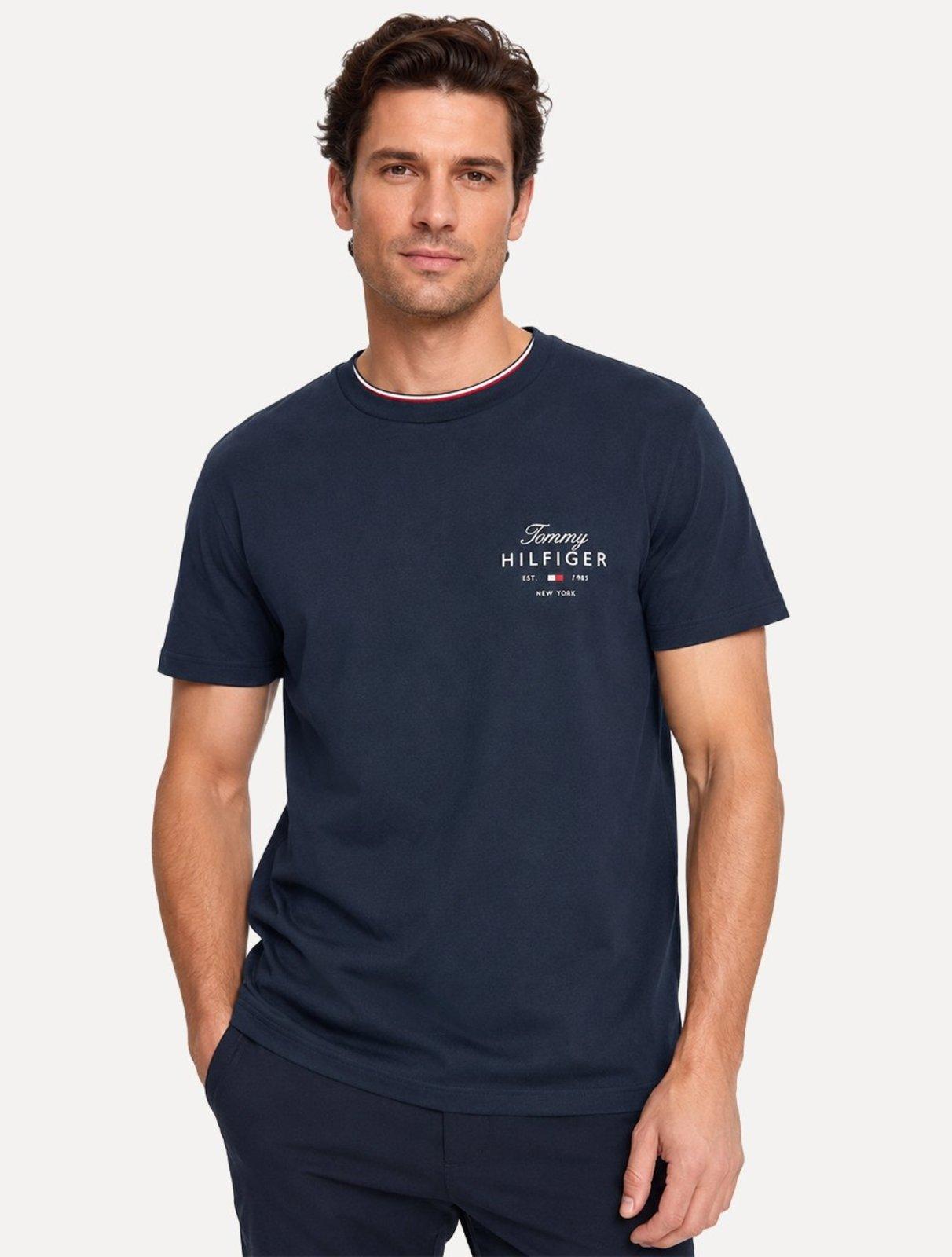 Camiseta Tommy Hilfiger Masculina Brand Love Signature Azul Marinho