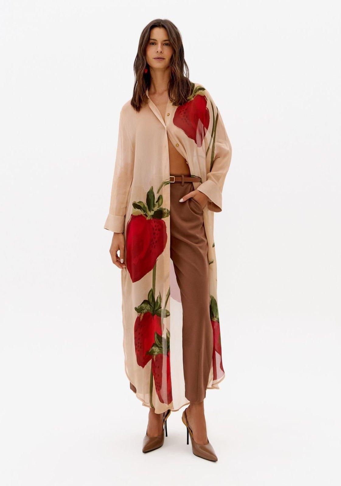 Vestido Chemise Com Estampa Morango De Chiffon Lança Perfume