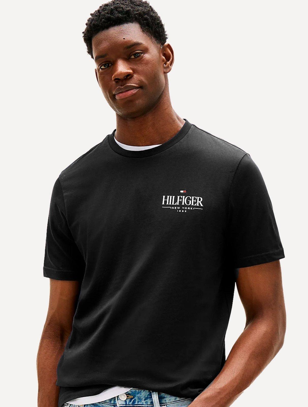 Camiseta Tommy Hilfiger Masculina Stack Poster Logo Preta